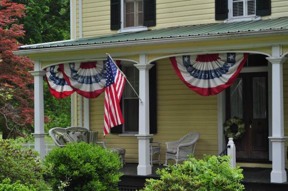 Casa enfeitada para o Memorial day, na região de Newark, em Delaware - Estados Unidos